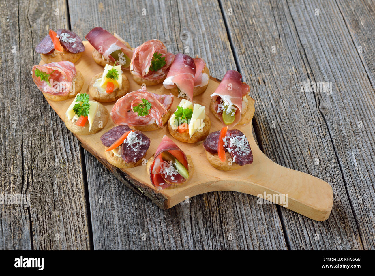 Hors-d'œuvre locale du Tyrol du Sud : croustillant Pain de seigle au lard fumé, fromage et vin copieux salami italien Banque D'Images