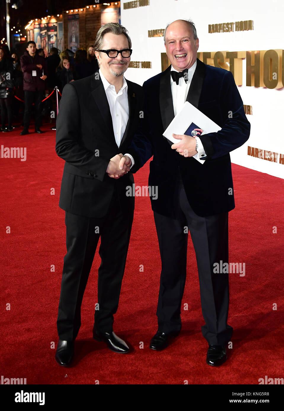 Gary Oldman et Randolph Spencer-Churchill assistant à l'heure la plus sombre Premiere tenue à l'Odéon, Leicester Square, Londres. Banque D'Images