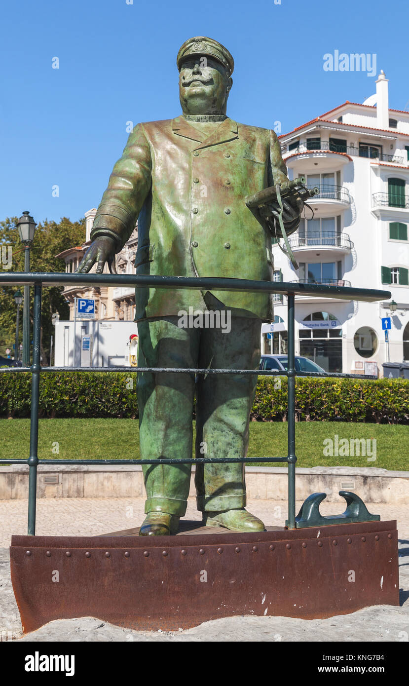 Cascais, Portugal - 14 août 2017 : Le roi Carlos l de Portugal statue trône dans la rue en journée d'été Banque D'Images