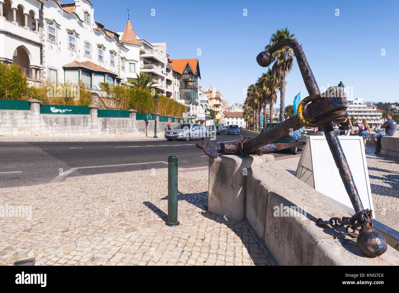 Cascais, Portugal - 14 août 2017 : Old anchor monument est sur la rue côtière de Cascais en journée d'été Banque D'Images