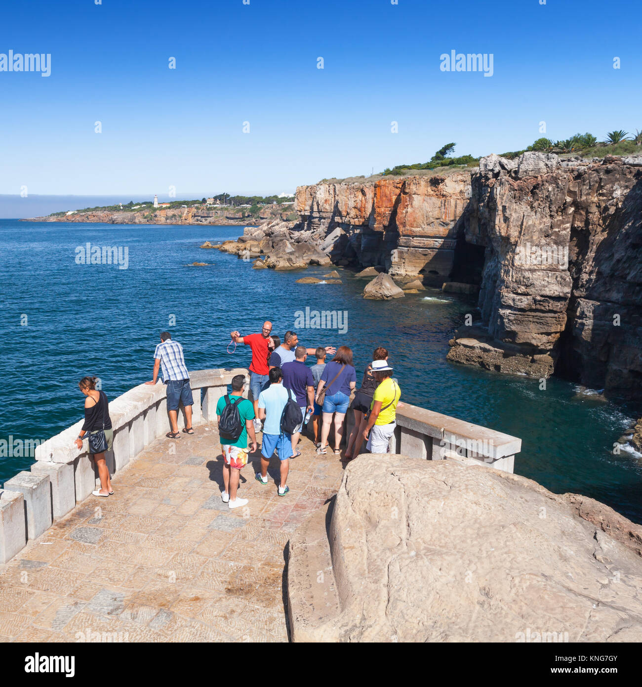 Cascais, Portugal - 14 août 2017 : les touristes observer Boca do Inferno de la côte de vue. Les falaises de bord de mer avec le gouffre de la bouche de l'enfer Banque D'Images
