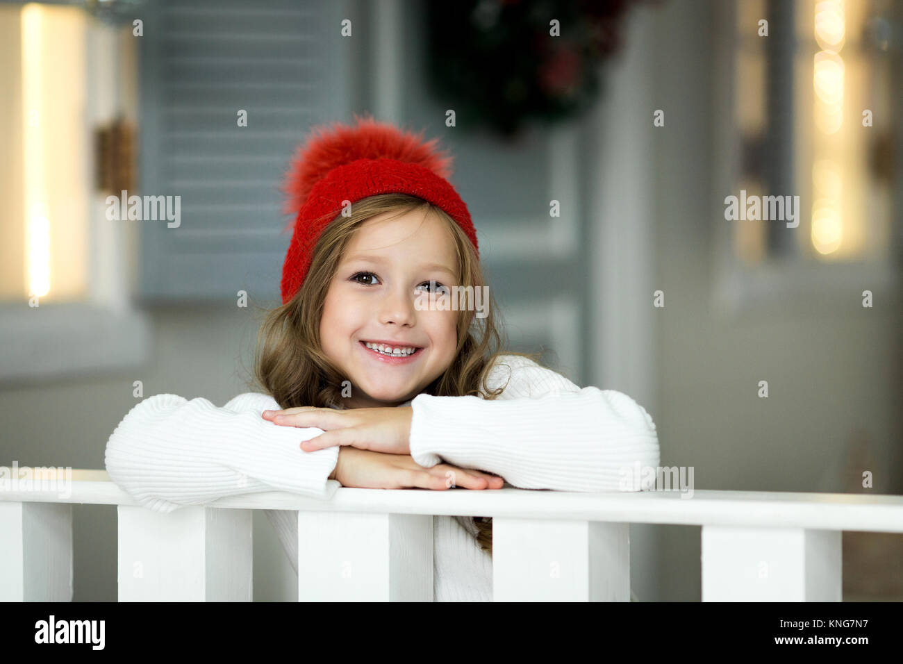 Belle petite fille fête Noël. Les jours fériés. Happy girl dans un costume de Noël Banque D'Images