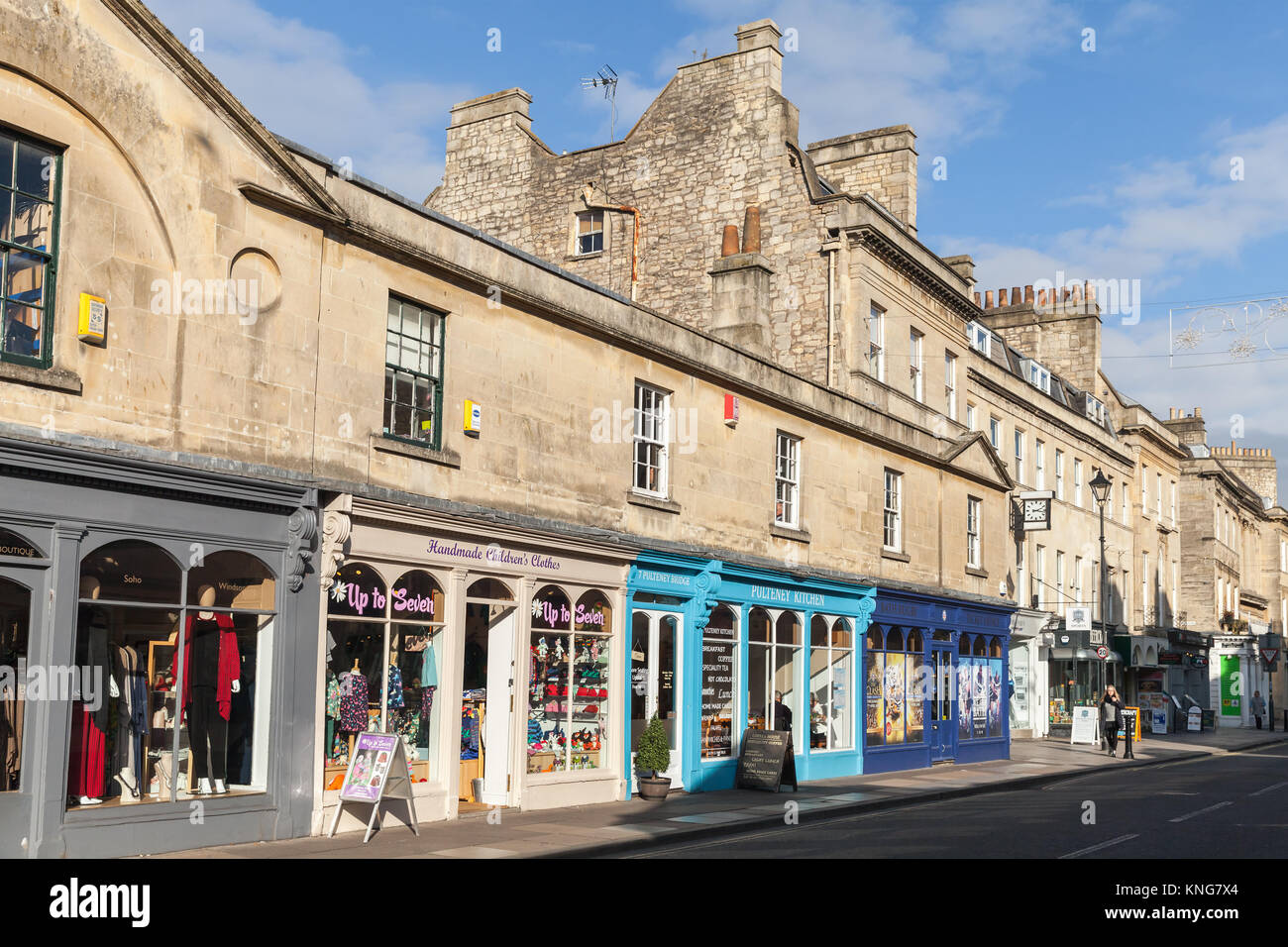 Bath, Royaume-Uni - 2 novembre, 2017 : Pulteney Bridge. Vue sur la rue. Les gens ordinaires et les touristes à pied la rue. La ville est devenue un Patrimoine Banque D'Images