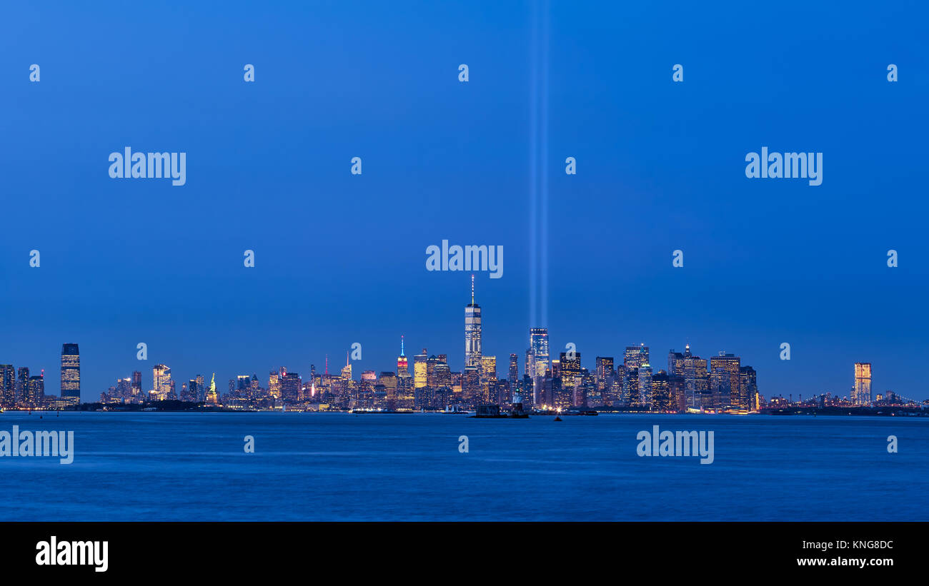 New York City skyline with skyscrapers et deux faisceaux de l'hommage rendu à la lumière. Lower Manhattan, le quartier financier, le port de New York Banque D'Images