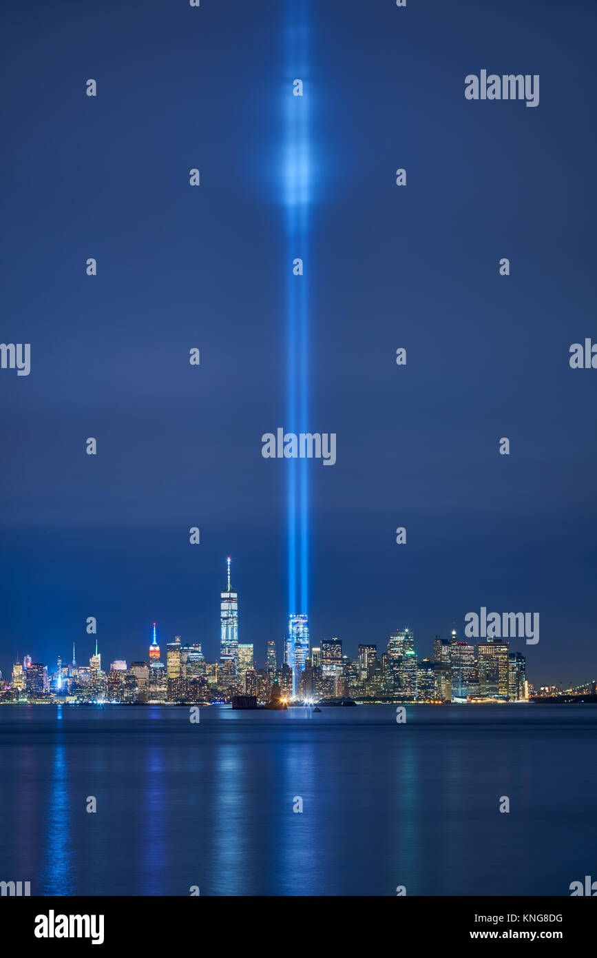 New York City skyline avec gratte-ciel et les deux rayons de l'hommage rendu à la lumière. Lower Manhattan, le quartier financier, le port de New York Banque D'Images