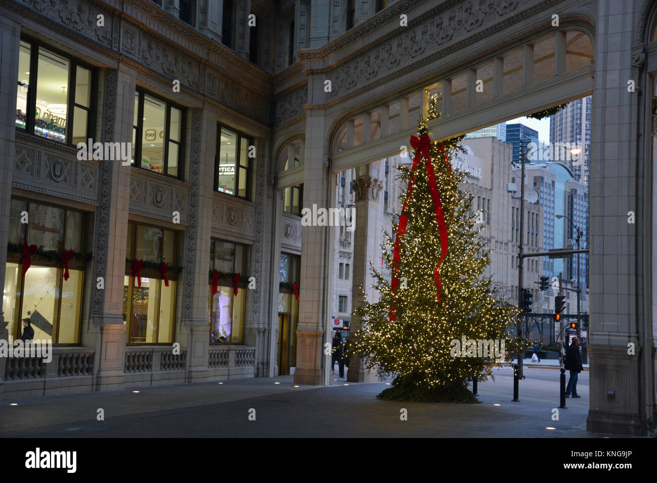 Décorations de Noël accueil clients de vacances dans le Wrigley Building plaza sur Michigan Avenue et du Chicago Magnificent Mile". Banque D'Images