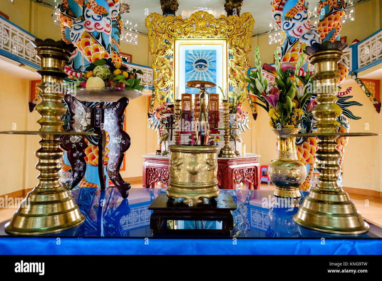 Autel dans un temple de Caodaist, Ho Chi Minh City, Vietnam Banque D'Images