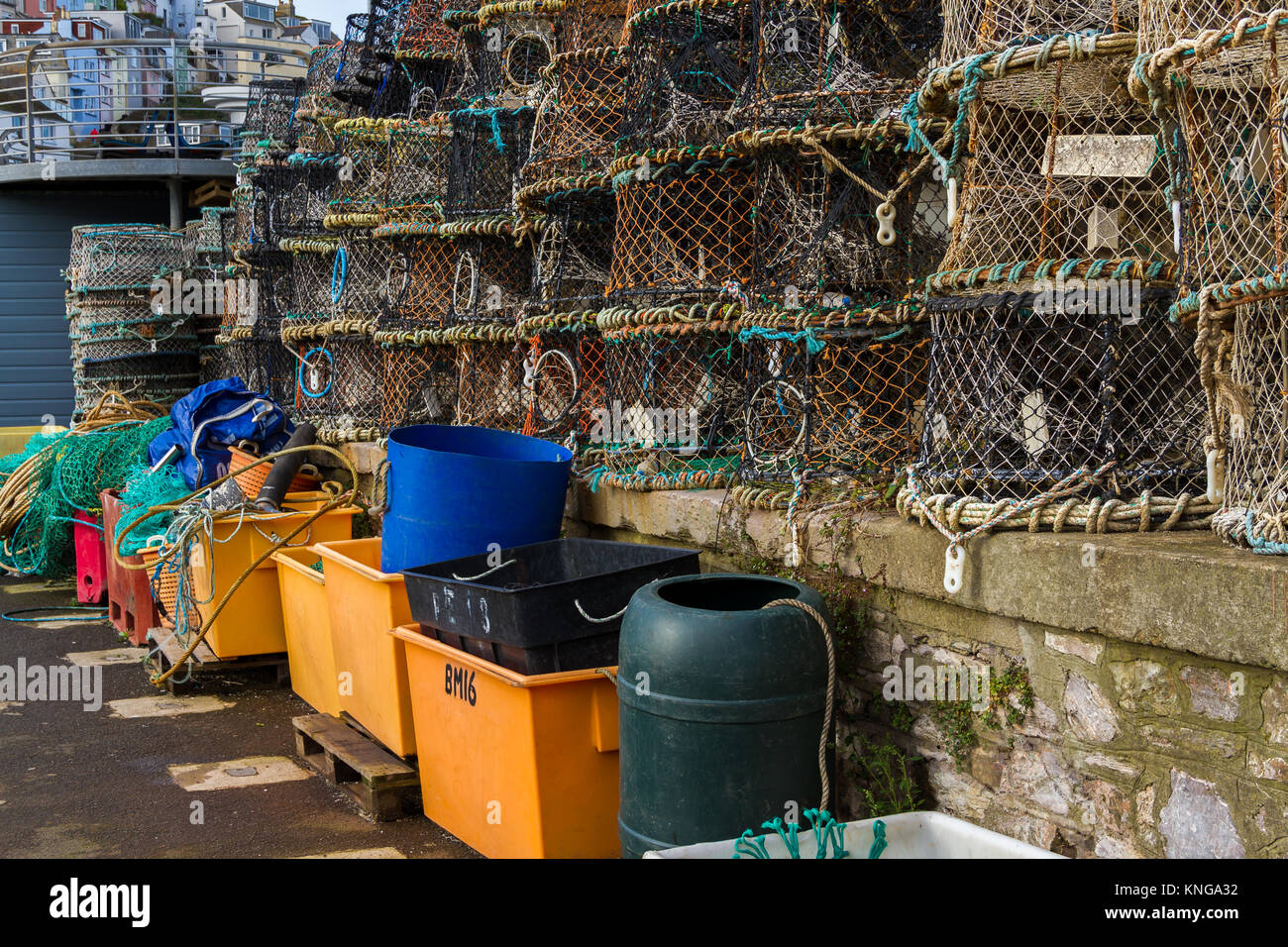 Équipement de pêche empilés à Brixham Harbour. Torbay, Brixham, Devon, UK Banque D'Images