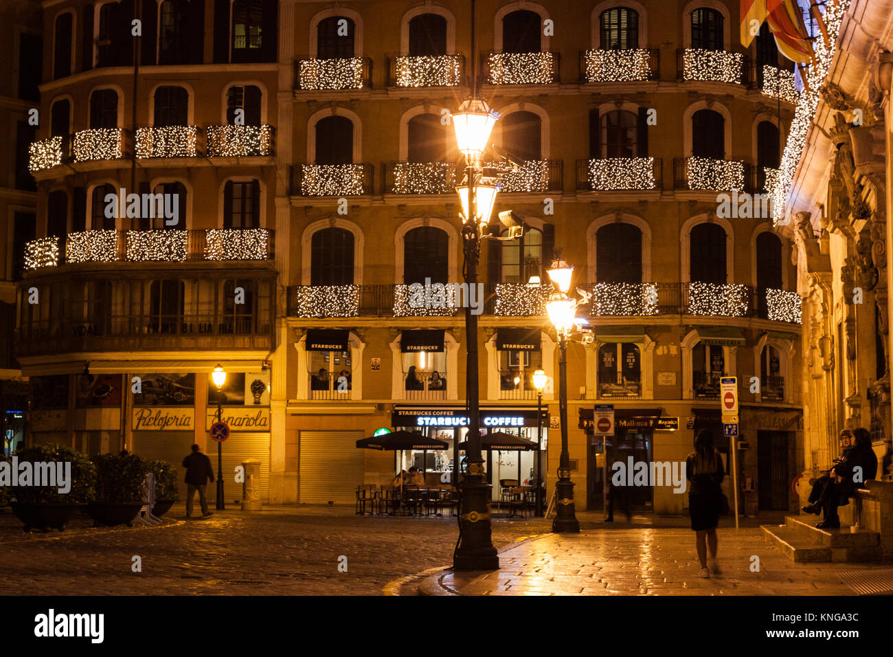 PALMA, ESPAGNE - décembre 9, 2017 : immeubles Décorées pour Noël sur la Plaza de Cort, Palma, Majorque, Espagne Banque D'Images