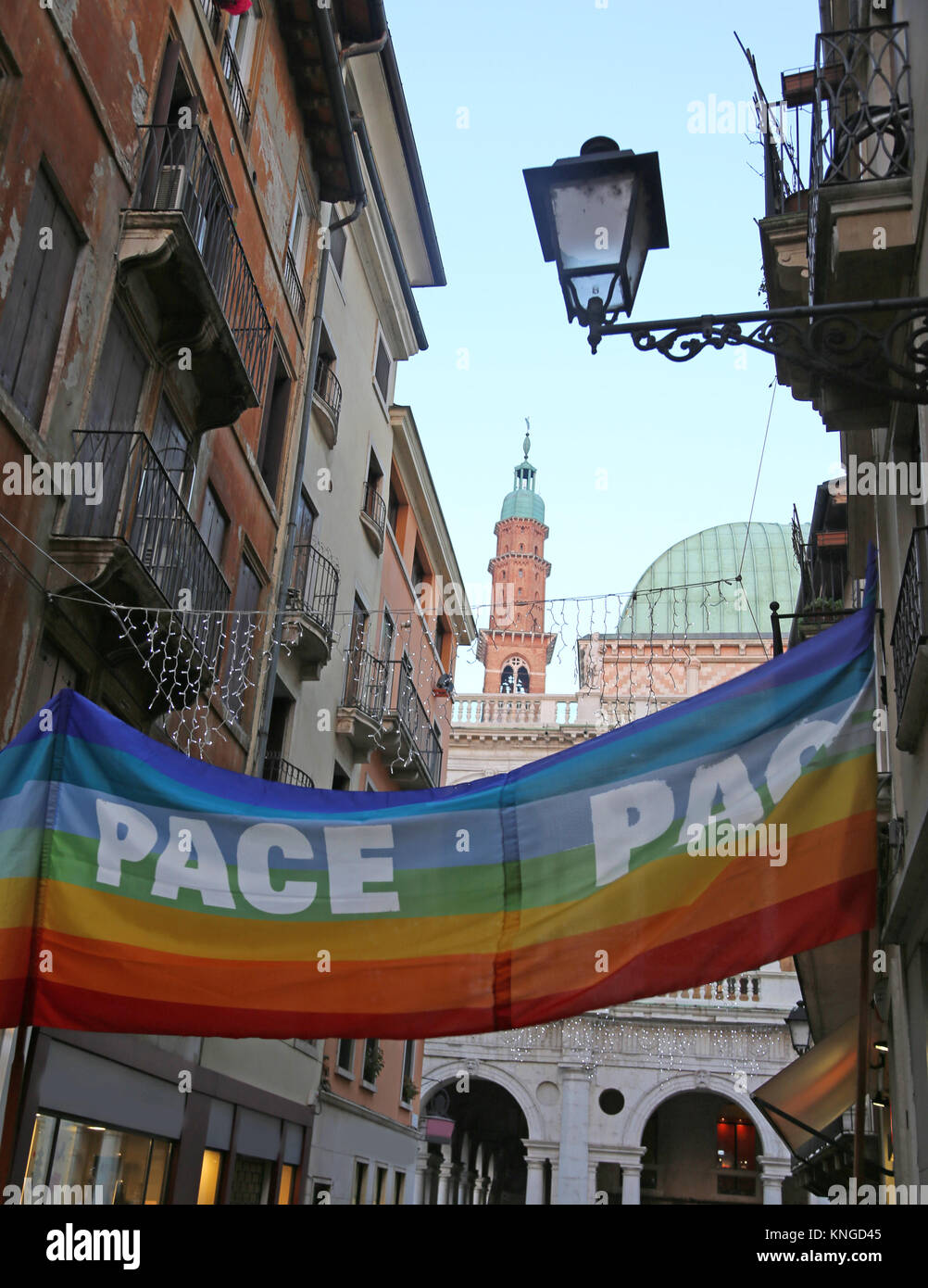 Les grands drapeaux multicolores dans la ruelle Via Della Citta di Vicenza avec le texte, ce qui signifie paix en italien Banque D'Images