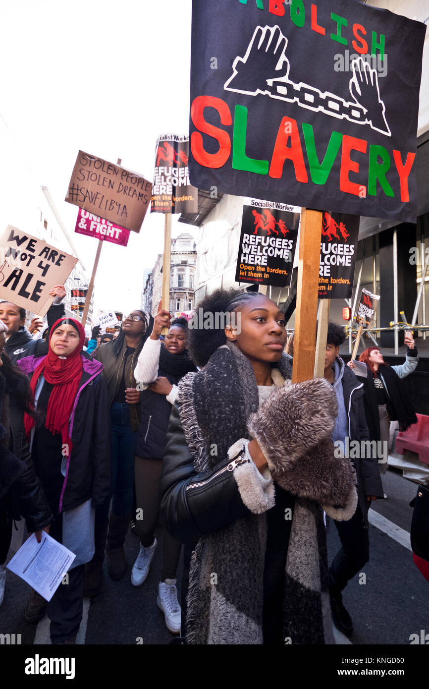 Manifestants devant l'ambassade de Libye appelant pour le gouvernement britannique de faire pression sur la Libye pour mettre fin à l'esclavage et le traitement inhumain des migrants. 9 déc 2017 Banque D'Images