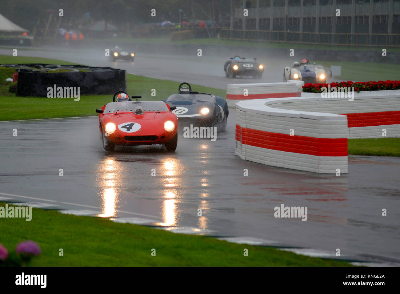 Championnat du monde des voitures de sport Vintage racing dans la course pour le Trophée Sussex humide dans de fortes pluies à Goodwood Revival 2017 Banque D'Images