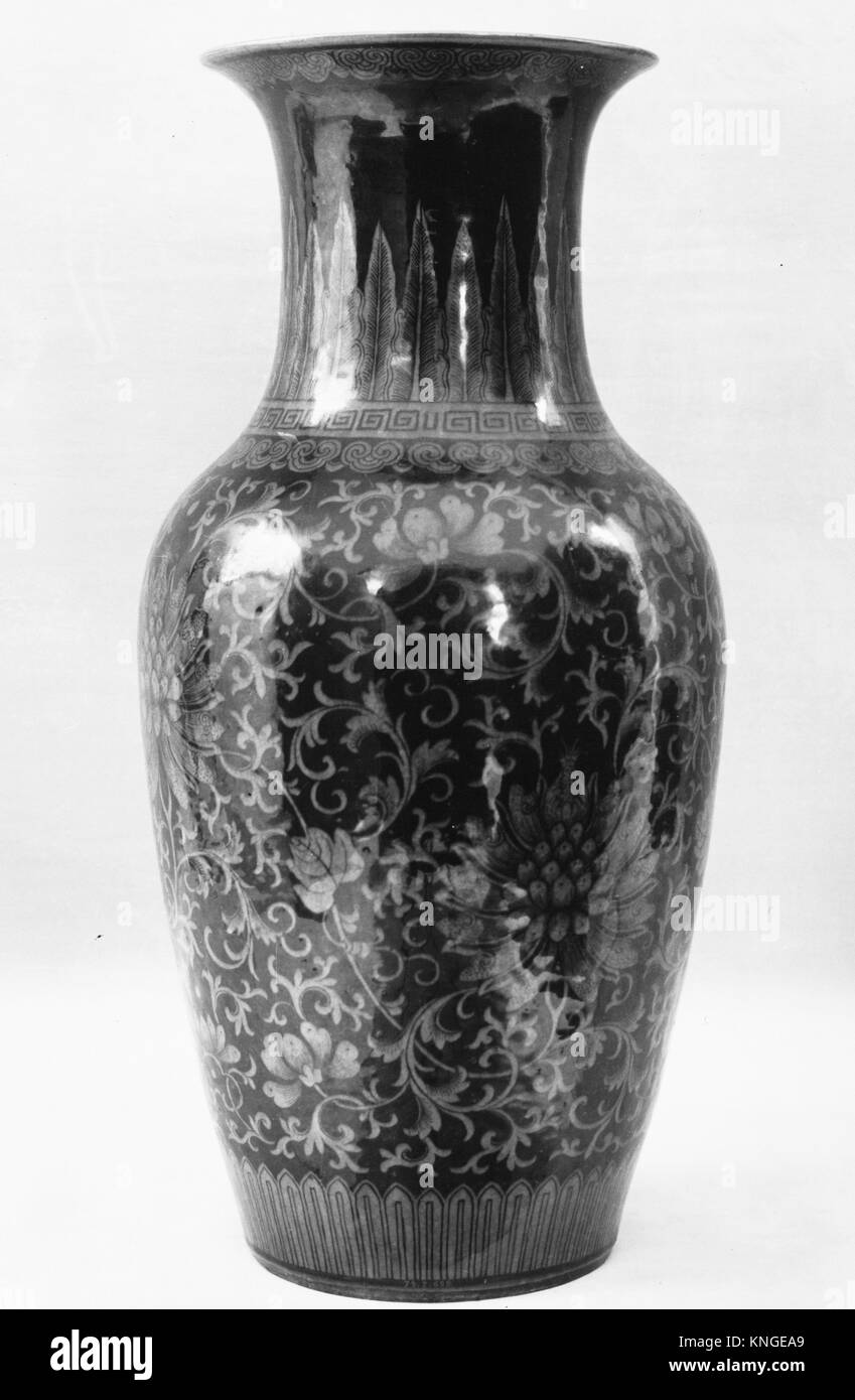 Vase. Période : de la dynastie Qing (1644-1911) ; Date : première moitié du xixe siècle, Culture : Chine ; moyen : porcelaines décorées en noir famille verte Banque D'Images