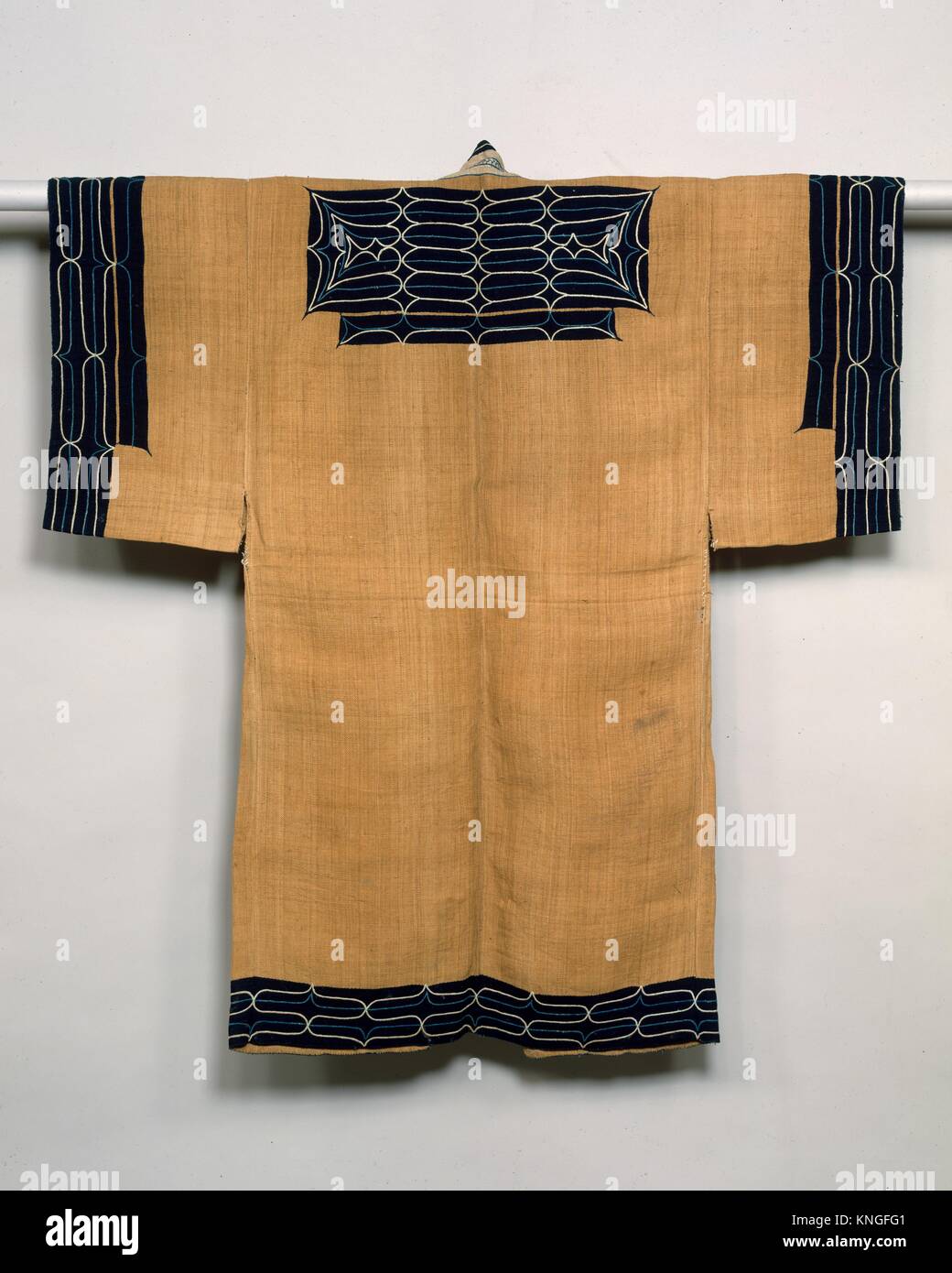 Costume Ainu. Période : période Meiji (1868-1912) ; Date : le 19e siècle ; Culture : Japon ; moyen : Elm-fibre de l'écorce avec de l'appliqué teint à l'indigo tabby Banque D'Images