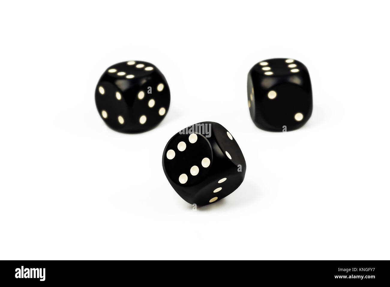 Sur un fond blanc il y a trois cubes pour jouer au poker Banque D'Images