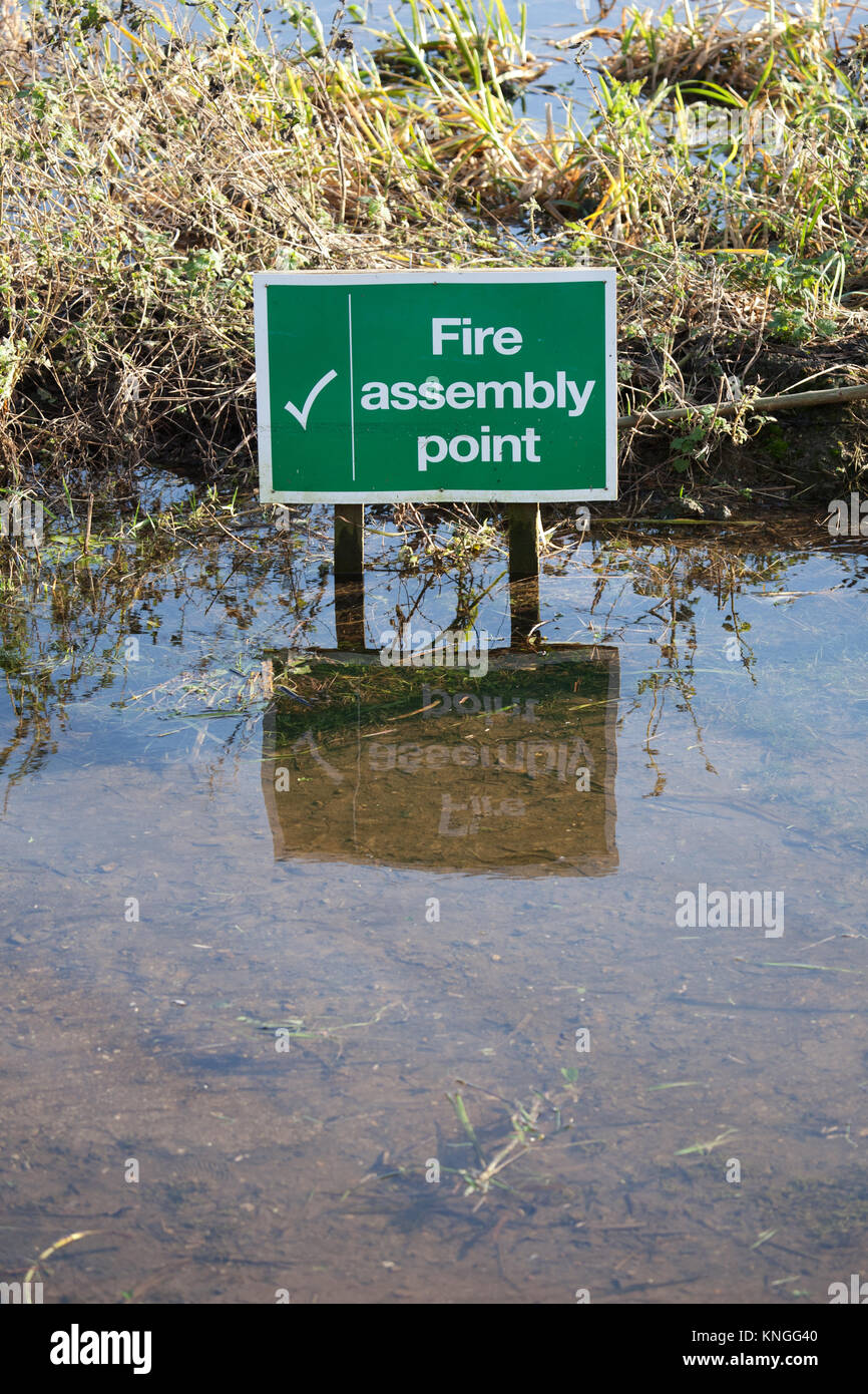 Panneau du point de rassemblement incendie entouré par les eaux de crue, Wildfowl and Wetlands Trust, Welney, Norfolk Banque D'Images