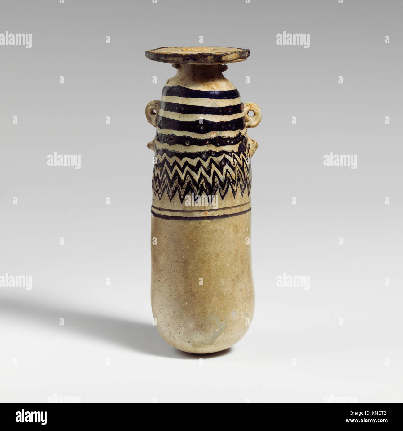 Alabastron en verre de la collection MET utilisé comme parfum ou bouteille d'huile, illustrant un design élégant et une utilisation fonctionnelle dans la culture grecque ou romaine antique. Banque D'Images