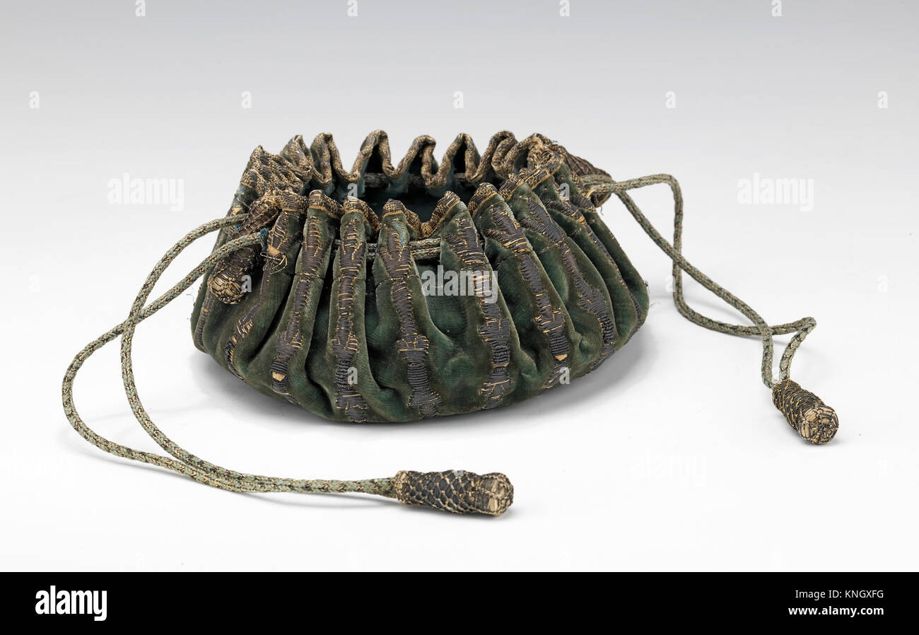 Ce porte-monnaie européen du XVIIIe siècle contient des jetons ou des pièces de monnaie, combinant un design fonctionnel et un savoir-faire décoratif complexe typique des ménages riches. Banque D'Images Ce porte-monnaie européen du XVIIIe siècle contient des jetons ou des pièces de monnaie, combinant un design fonctionnel et un savoir-faire décoratif complexe typique des ménages riches. Banque D'Images