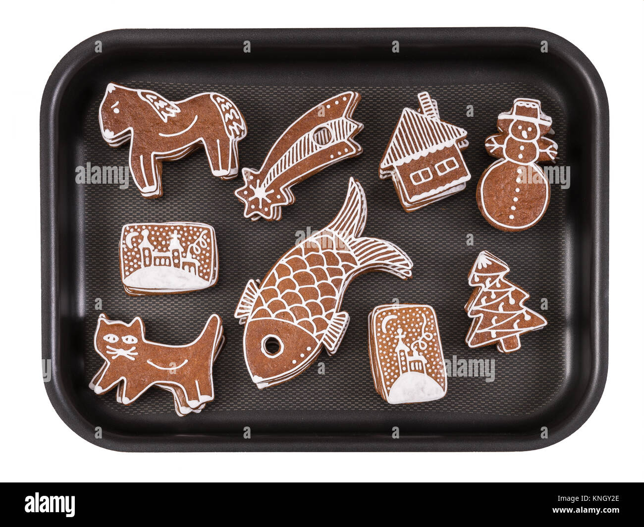 Beaux pains de Noël traditionnels fabriqués à la main. Sweet cookies stacked décorée à la main sur une plaque à pâtisserie. Isolé sur fond blanc. Banque D'Images