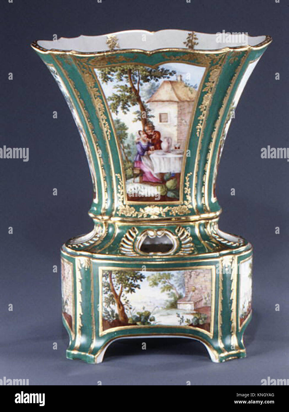 Ce vase à fleurs Dutch Nouveau avec support présente des motifs floraux, de l'artisanat et un design décoratif dans un format paire. Banque D'Images