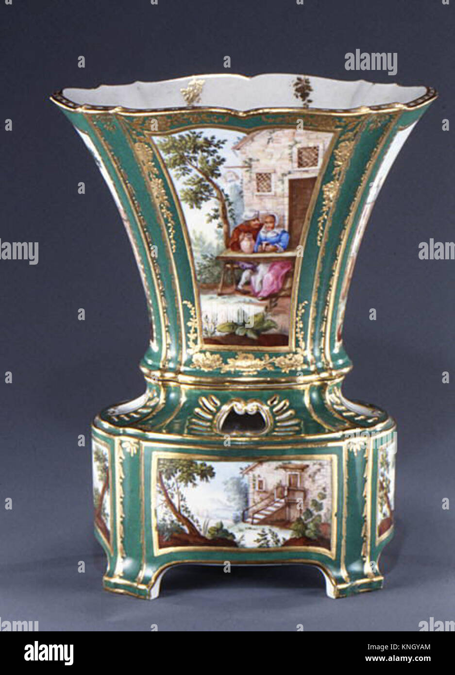 Ce vase fleuri avec support, qui fait partie d'une paire, illustre le style vase Hollandais Nouveau, avec des motifs floraux et des éléments métalliques détaillés caractéristiques des arts décoratifs de la fin du XIXe siècle Banque D'Images