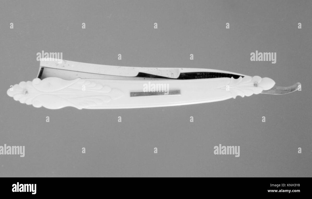 Les rasoirs avec quatre poignées d'Ivoire (partie d'un ensemble) s'est réuni 189776 210033 Banque D'Images
