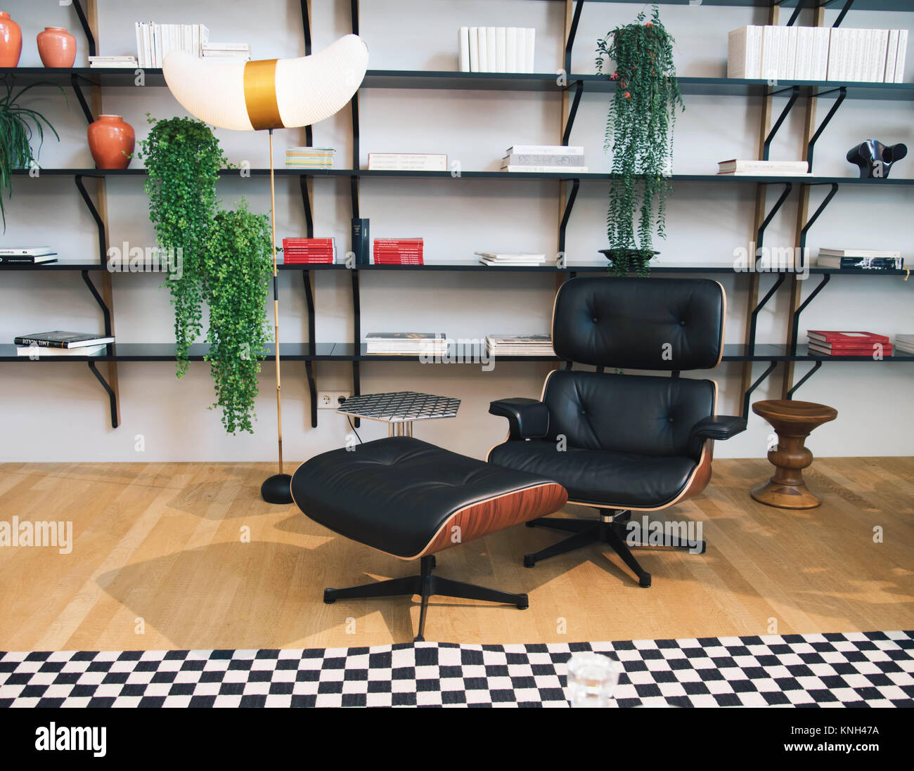 WEIL AM RHEIN, ALLEMAGNE - le 26 novembre 2017 : l'intérieur de l'intérieur du bâtiment VitraHaus. Vue d'en haut. Banque D'Images