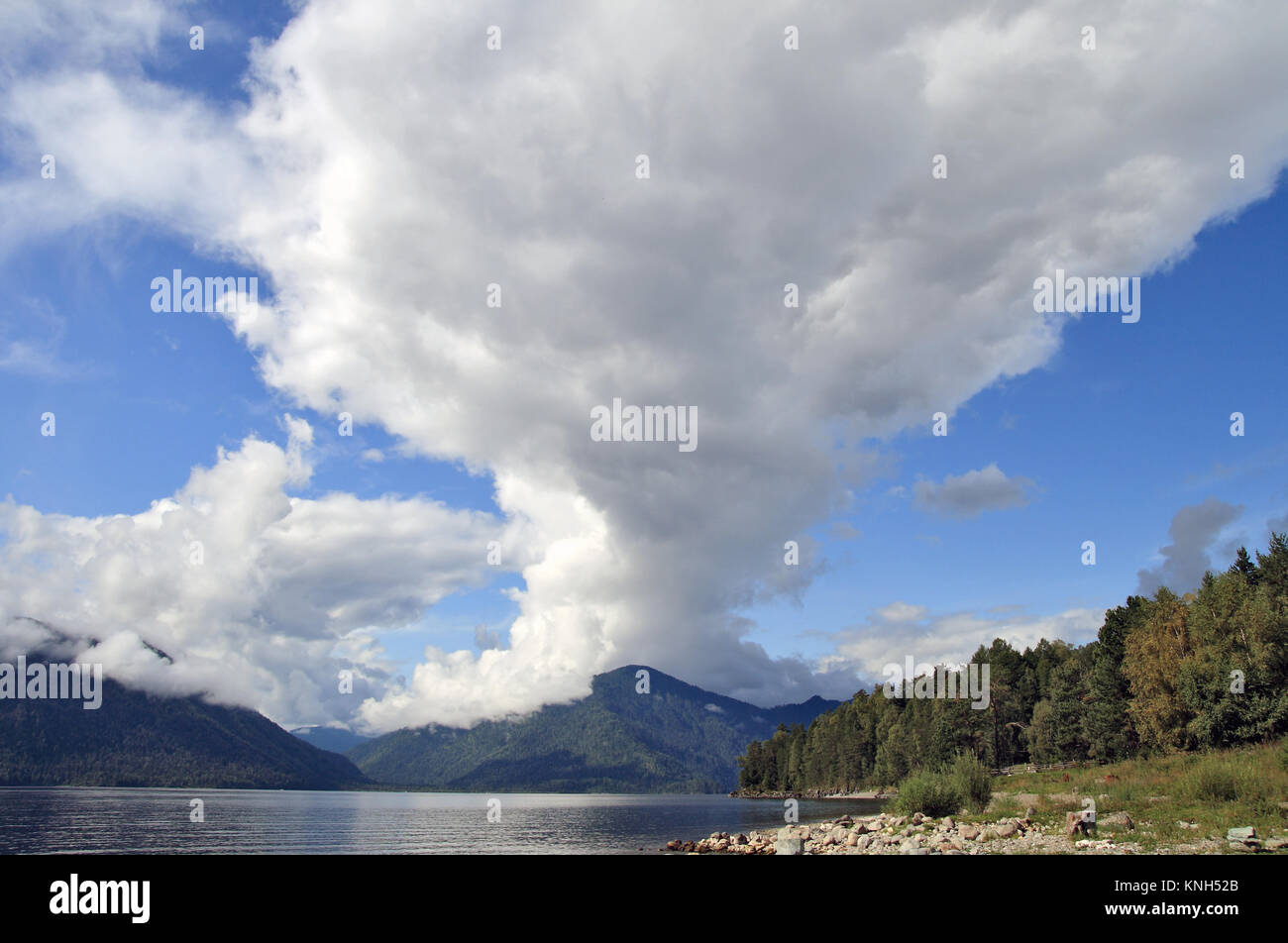 Paysage céleste. Teletskoe lac et les montagnes de l'Altaï Banque D'Images