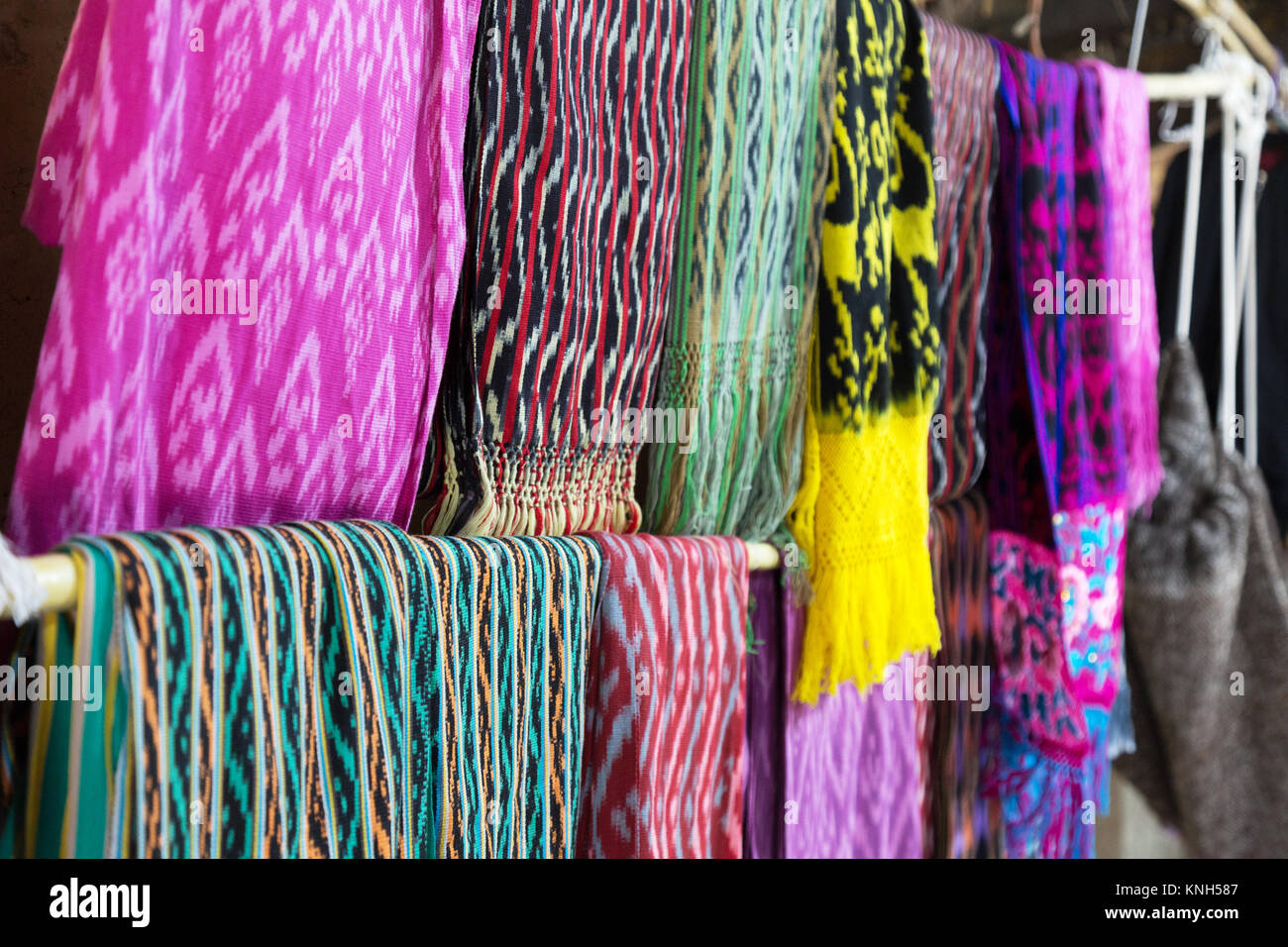 La laine d'alpaga colorés des textiles en vente, Cuenca, Équateur Amérique Latine Banque D'Images