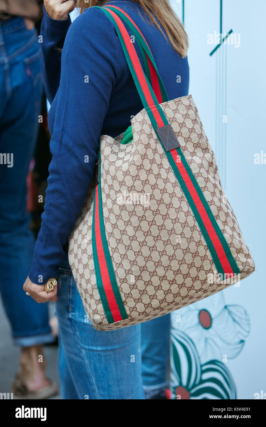 MILAN - 24 SEPTEMBRE : Femme avec sac Gucci marron avec rayures rouge et  vert avant le défilé Trussardi, Milan Fashion Week street style sur  Septembe Photo Stock - Alamy