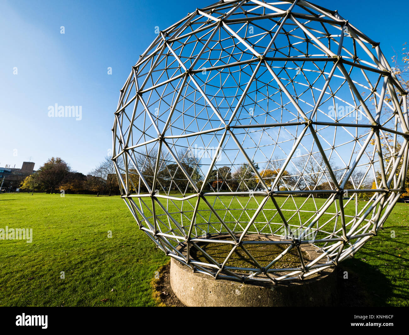 Sculpture , Surrey University Grounds, Guildford, Surrey, Angleterre, ROYAUME-UNI, GB. Banque D'Images
