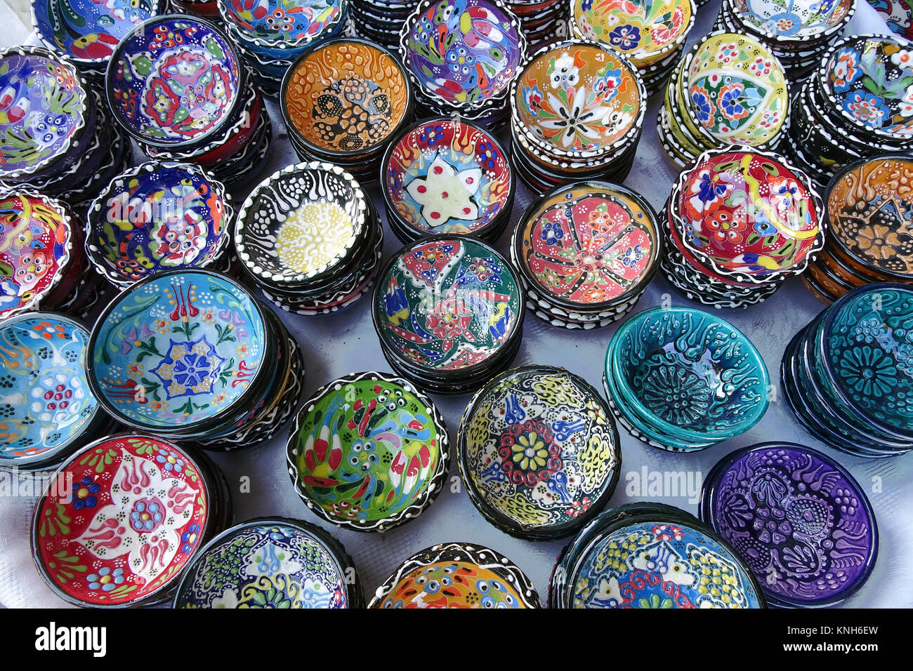 Detail shot, bols de céramique colorée dans un bazar, vu à une boutique de souvenirs à la vieille ville de Kaleici, Antalya, Turkish riviera, Turquie Banque D'Images