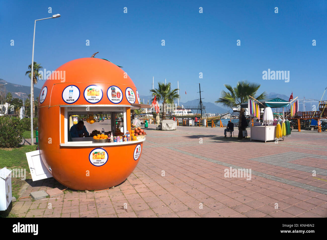 Un bar de jus de fruits la promenade du port, Alanya, Turkish riviera, Turquie Banque D'Images