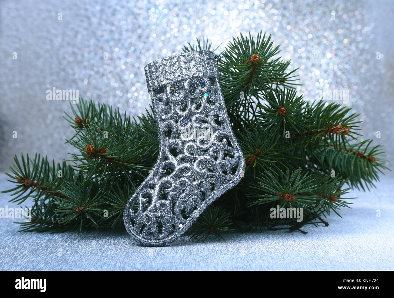 Décoration de Noël. Les bottes du Père Noël et des branches d'arbre de Noël sur fond de bois Banque D'Images