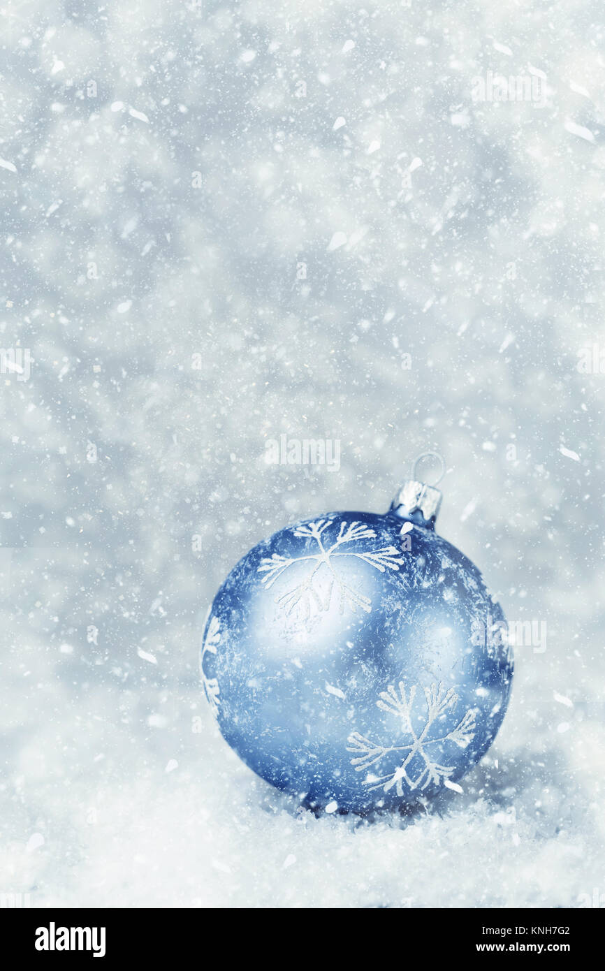 Belle Boule de Noël bleu sur le fond de neige, copy space Banque D'Images