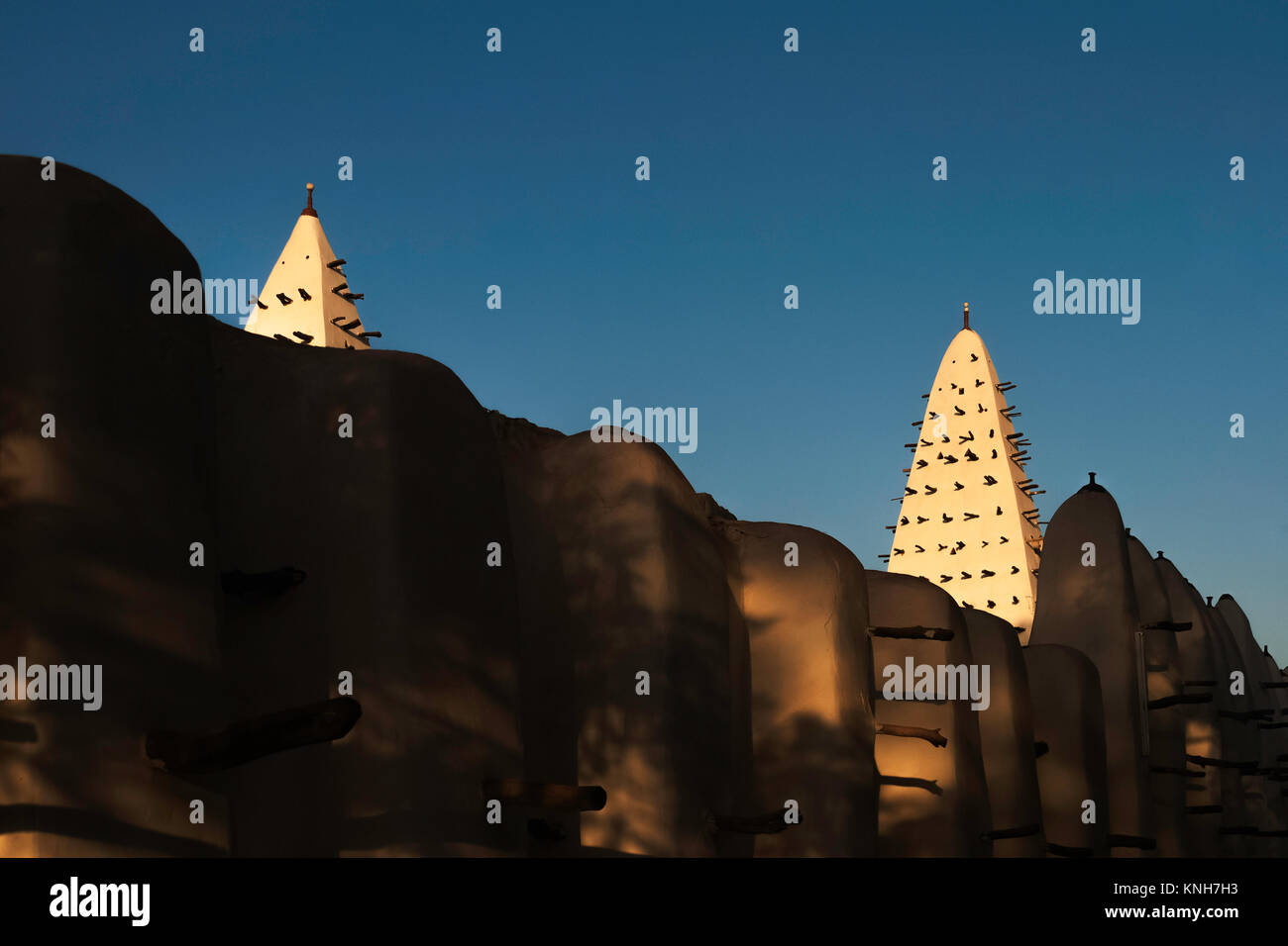 La mosquée historique de Bobo-Dioulasso au coucher du soleil, le Burkina Faso, Afrique de l'Ouest. Banque D'Images