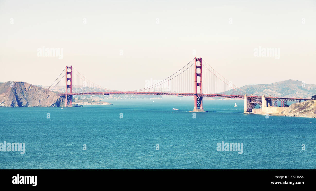 Photo panoramique du Pont du Golden Gate, tons de couleur libre, San Francisco, USA. Banque D'Images