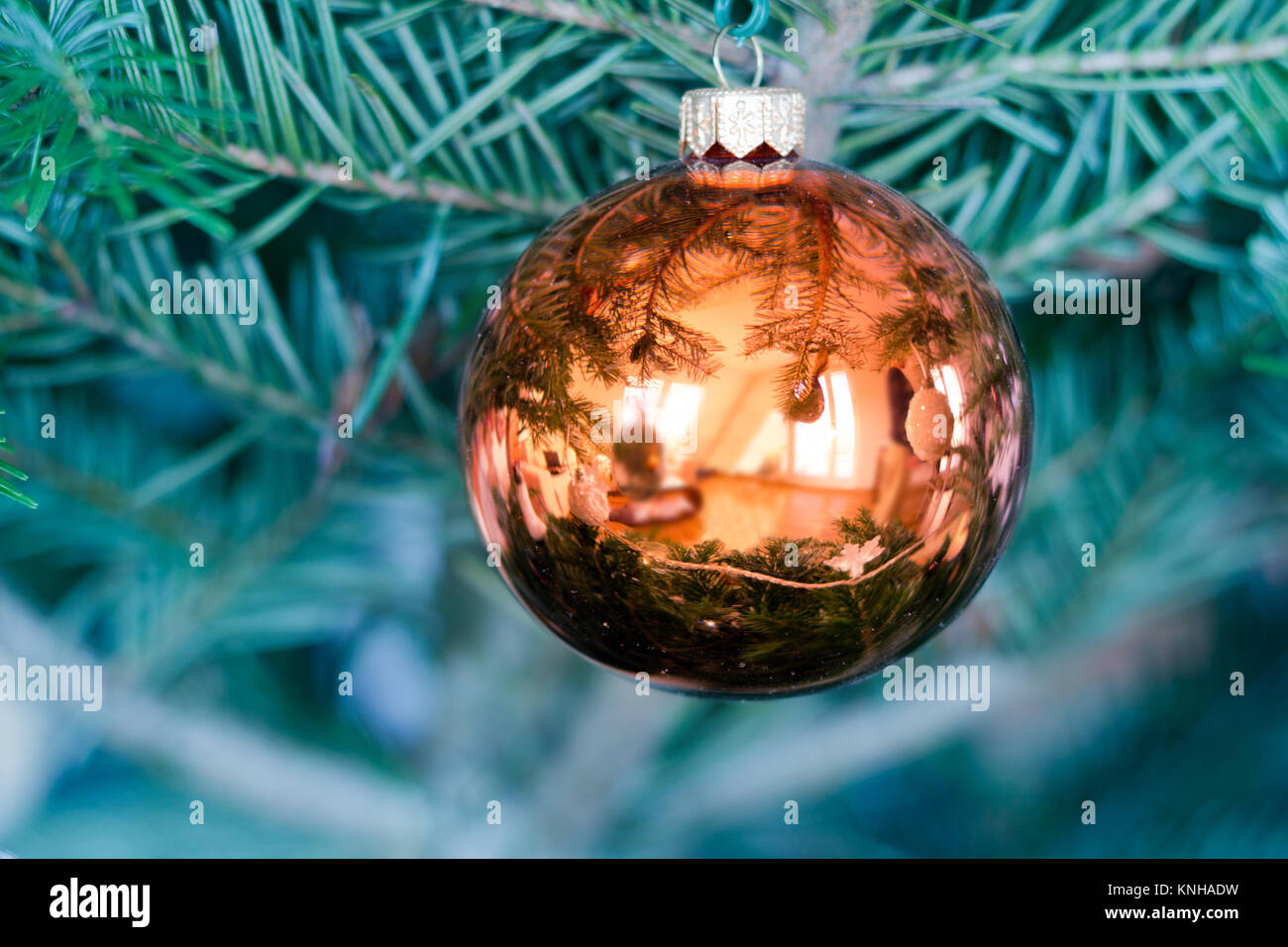 Orange christmas bauble closeup on christmas tree Banque D'Images