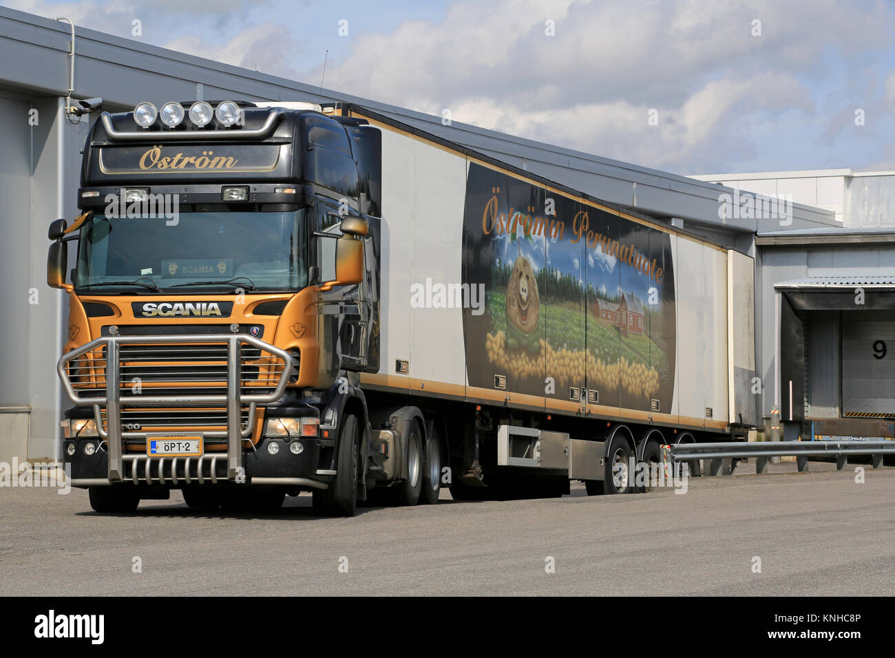 FORSSA, FINLANDE - le 23 août 2014 : Scania R500 V8 semi-remorque transporte les aliments surgelés à un entrepôt. Dans l'industrie des produits alimentaires, il y a deux p Banque D'Images