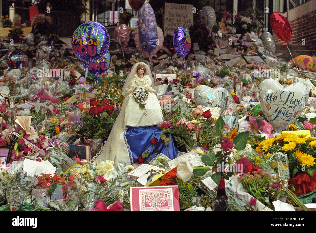 La princesse Diana Doll mariée, avec son long voile, est une reine parmi les fleurs, des ballons et des hommages à gauche à l'Ambassade britannique en l'honneur de la défunte princesse Diana. Il a été placé là par Danette Byrne de Hampstead, Maryland lors de l'attente de l'ambassade britannique à Washington, DC pour ouvrir à signer le registre de condoléances pour la princesse qui a été tué dans un accident de voiture à Paris, France. Credit : Ron Sachs / MediaPunch MediaPunch/CNP/ Banque D'Images