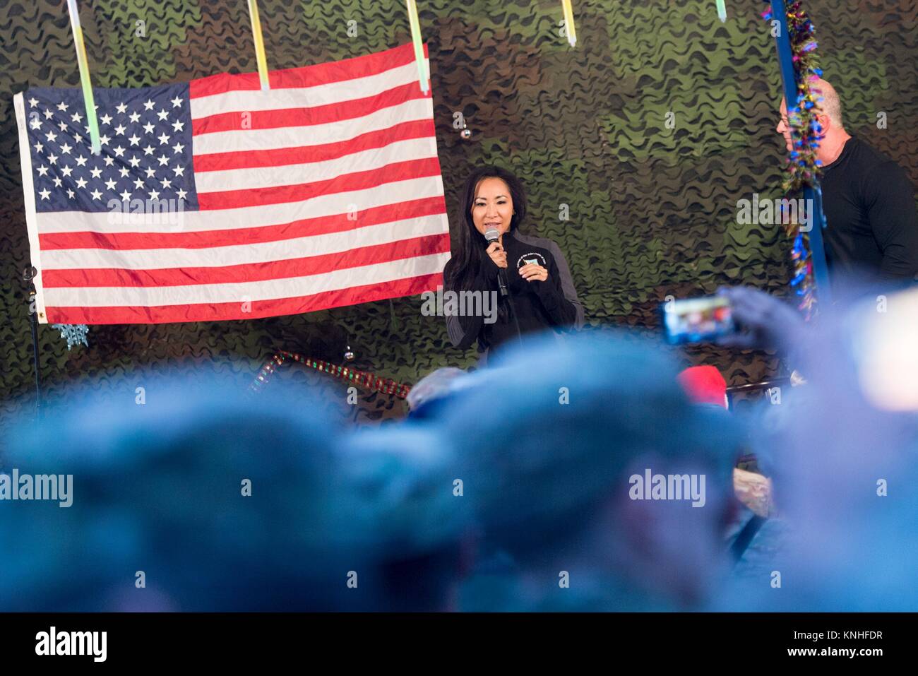 Catcheur américain Gail Kim parle de soldats américains au cours de la tournée de l'USO CJCA 25 Décembre, 2016 en Iraq. (Photo de PO2 Dominique A. Pineiro via Planetpix) Banque D'Images