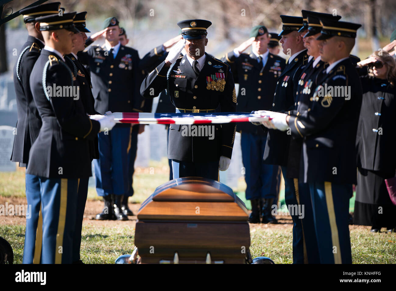 Des soldats américains détiennent un drapeau sur le cercueil du défunt soldat des Forces spéciales James Moriarty au cours d'un service à l'Arlington National Cemetery 5 décembre 2016 à Arlington, en Virginie. Moriarty était un des trois soldats des Forces spéciales tué en Jordanie en novembre.(photo de Rache Larue par Planetpix) Banque D'Images