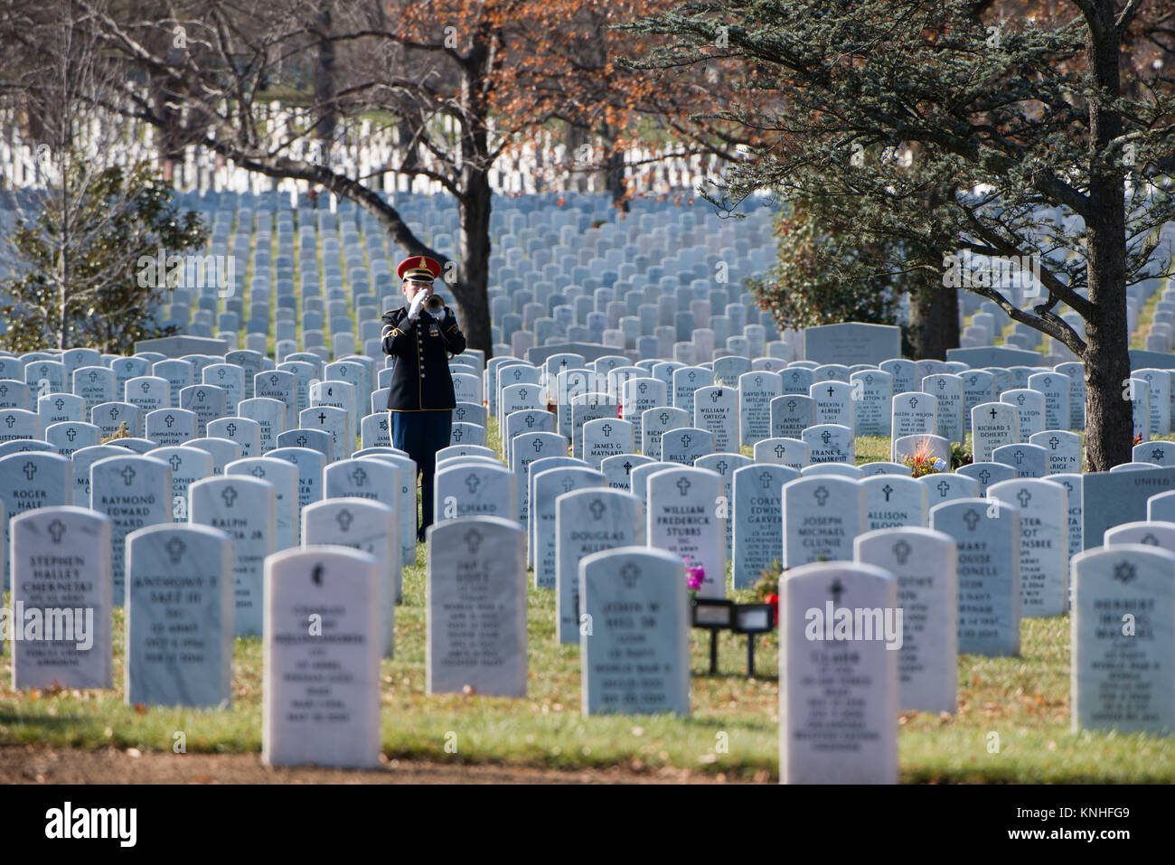 Une bande armée américaine clairon Taps pendant le service de soldat des Forces spéciales à Moriarty James au cimetière national d'Arlington, le 5 décembre 2016 à Arlington, en Virginie. Moriarty était un des trois soldats des Forces spéciales tué en Jordanie en novembre. (Photo de Rache Larue via Planetpix) Banque D'Images