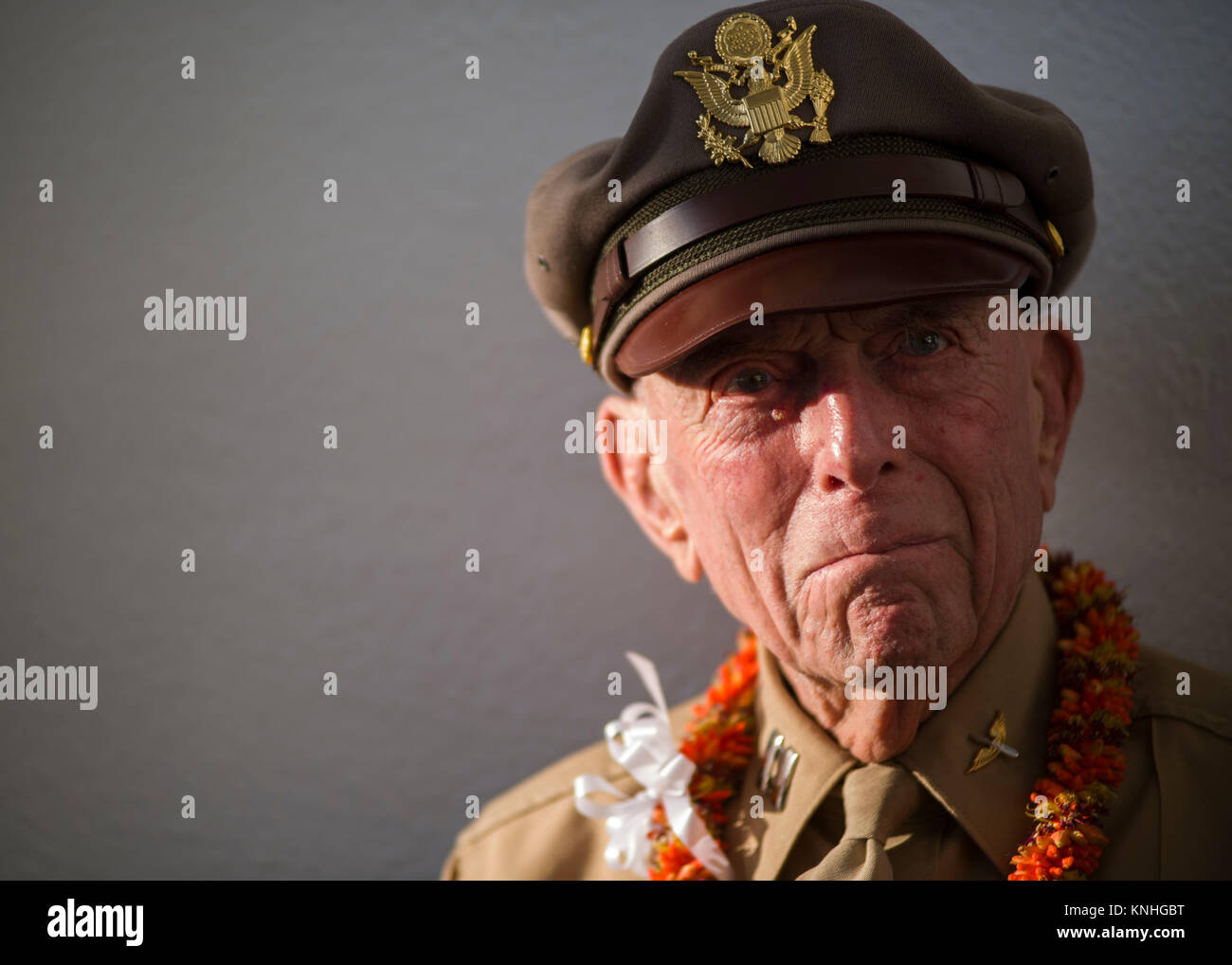 Ancien combattant de la Seconde Guerre mondiale Jerry Yellin assiste à la cérémonie à la cantine noirci le USS Arizona Memorial au cours de la commémoration du 75e anniversaire de l'attaque sur Pearl Harbor le 6 décembre 2016 à Pearl Harbor, Hawaii. La cantine noirci est une relique d'un raid aérien de 1945 sur le Japon et est utilisé pour verser le whisky bourbon comme une offrande aux morts dans les eaux de Pearl Harbor.(photo de PO2 par Planetpix Steelman Somers) Banque D'Images