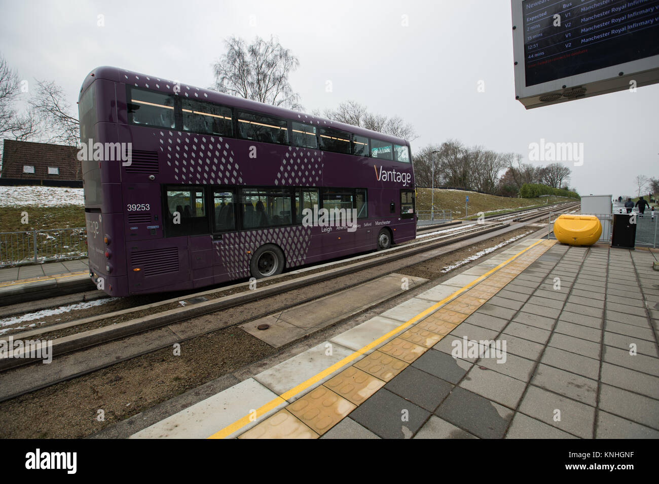 Le Busway guidé Leigh qui exploite les bus V1 et V2 dans le centre ville de Manchester à partir de la plate-forme d'autobus, NewearthRoad,UK Manchester Worsley Banque D'Images