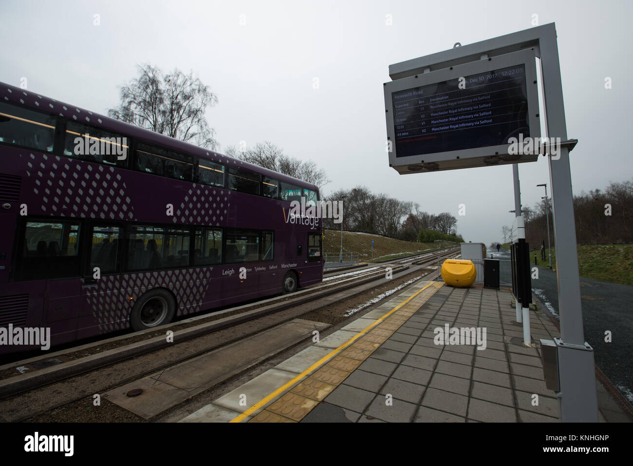 Le Busway guidé Leigh qui exploite les bus V1 et V2 dans le centre ville de Manchester à partir de la plate-forme d'autobus, NewearthRoad,UK Manchester Worsley Banque D'Images