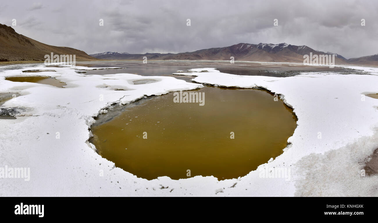 La côte de la haute montagne de sel du lac Tso Kara, l'altitude du site est 4 800 m, photo panorama, le nord de l'Inde. Banque D'Images
