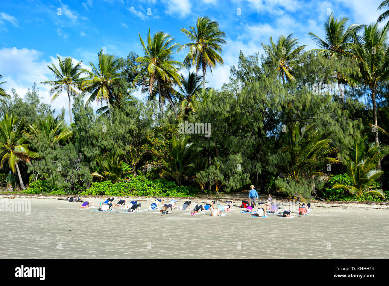Cours de yoga sur la plage, à quatre Mile Beach, à Port Douglas, l'extrême nord du Queensland, Australie, Queensland, FNQ Banque D'Images