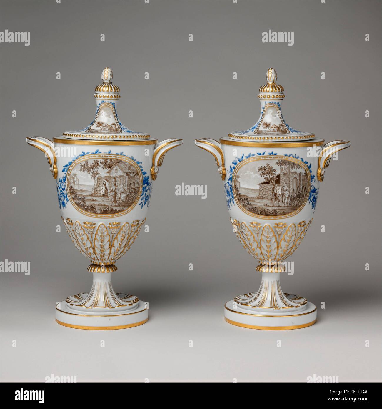 Vase avec couvercle (l'un d'une paire). Usine : Real Fabrica de Buen Retiro (espagnol) ; Date : 1784-95 ; Culture : espagnol, Madrid ; moyen : coller Photo Stock - Alamy
