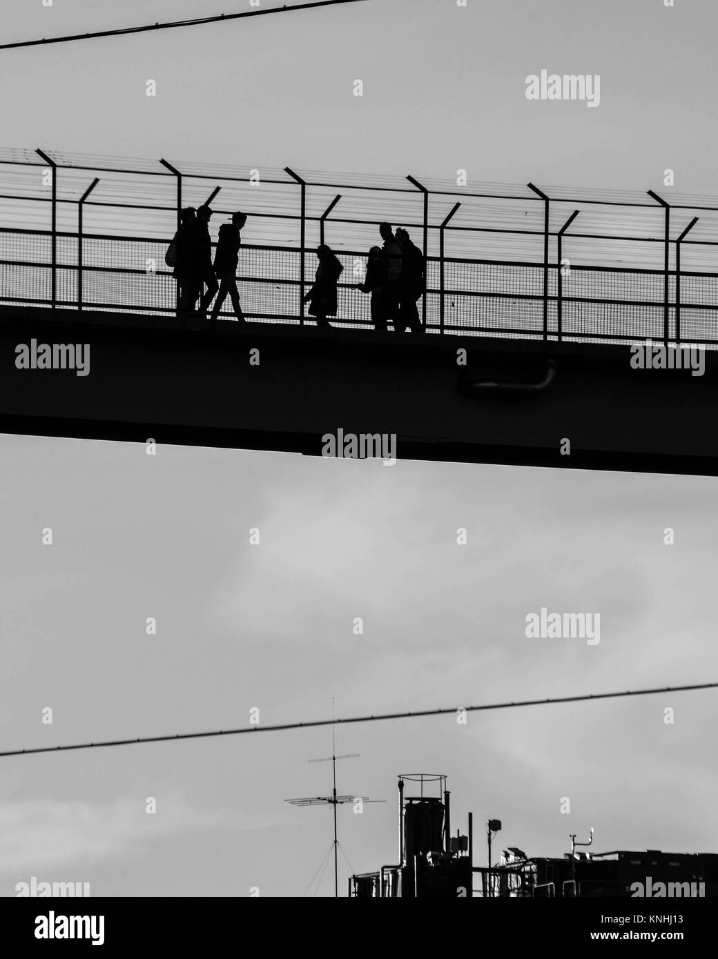 Les gens sur un pont à Stockholm, Suède Banque D'Images